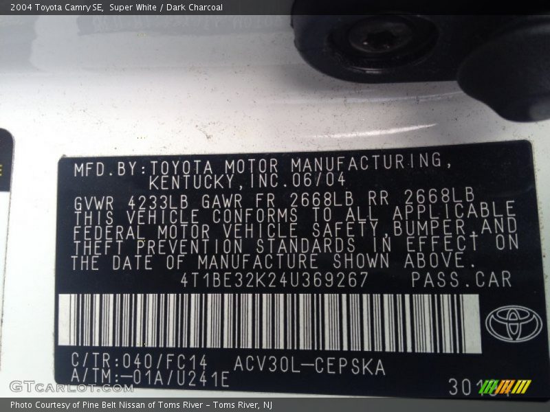 Super White / Dark Charcoal 2004 Toyota Camry SE