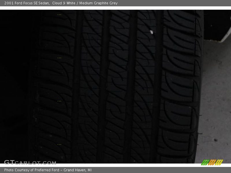 Cloud 9 White / Medium Graphite Grey 2001 Ford Focus SE Sedan