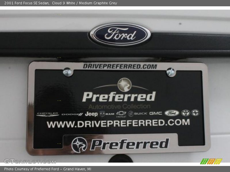 Cloud 9 White / Medium Graphite Grey 2001 Ford Focus SE Sedan