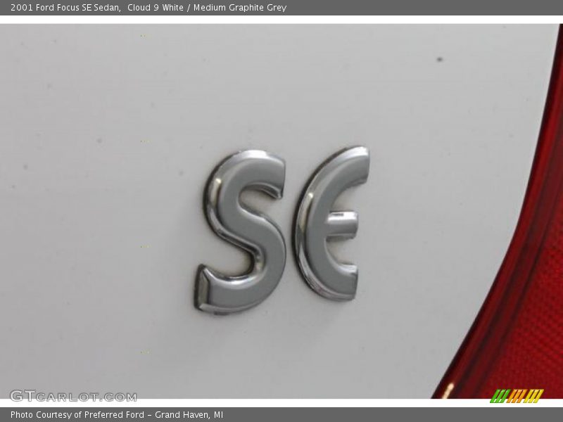 Cloud 9 White / Medium Graphite Grey 2001 Ford Focus SE Sedan