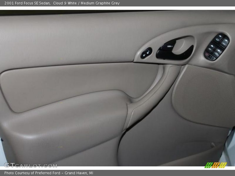 Cloud 9 White / Medium Graphite Grey 2001 Ford Focus SE Sedan