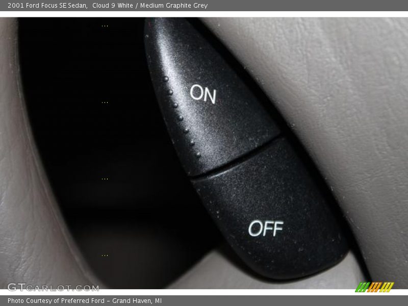 Cloud 9 White / Medium Graphite Grey 2001 Ford Focus SE Sedan