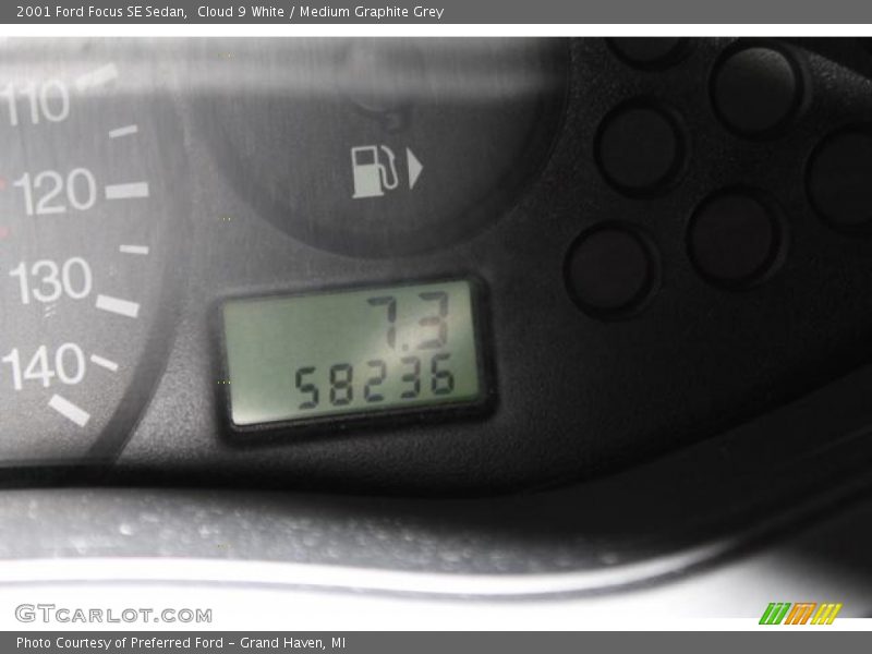 Cloud 9 White / Medium Graphite Grey 2001 Ford Focus SE Sedan
