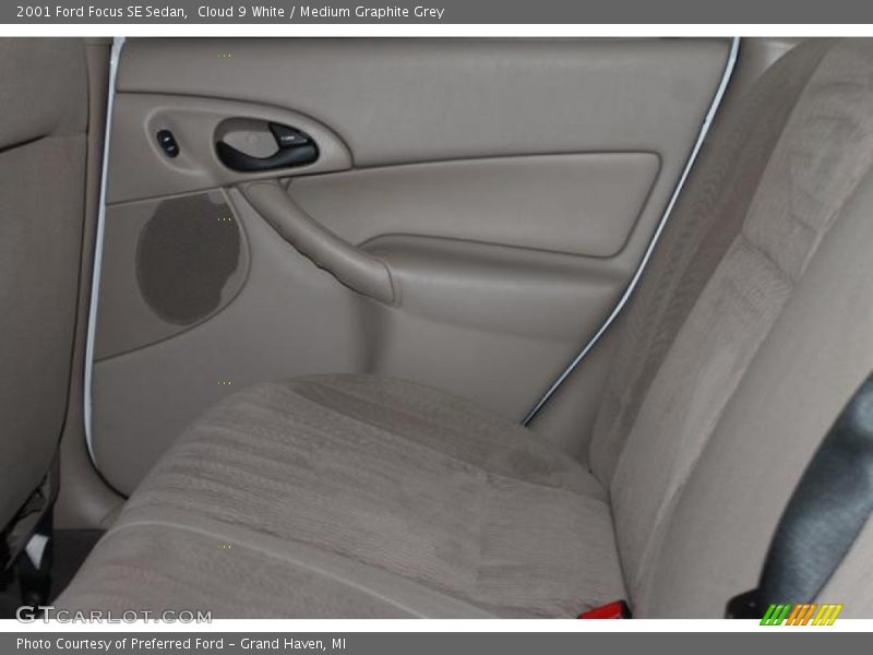 Cloud 9 White / Medium Graphite Grey 2001 Ford Focus SE Sedan