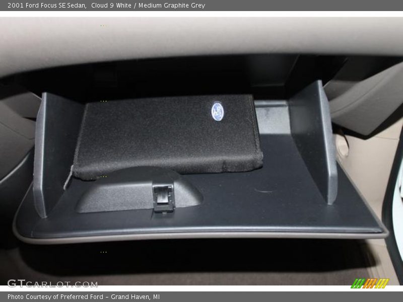 Cloud 9 White / Medium Graphite Grey 2001 Ford Focus SE Sedan
