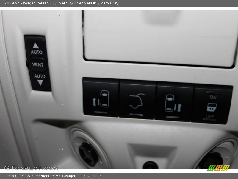 Mercury Sliver Metallic / Aero Grey 2009 Volkswagen Routan SEL
