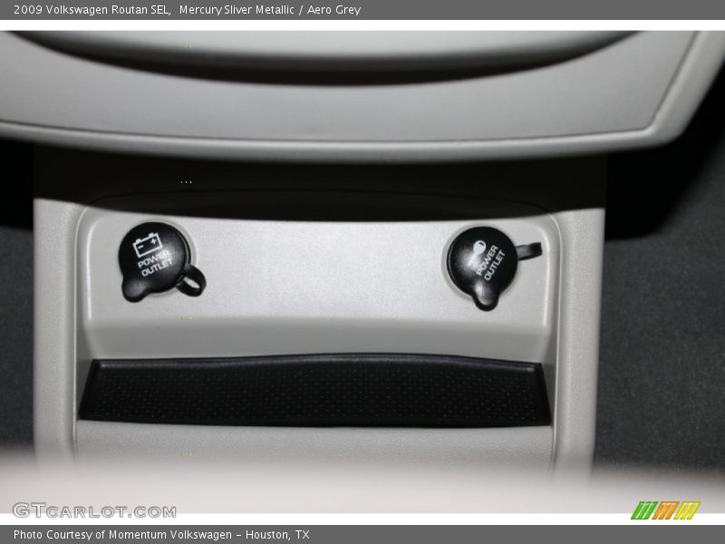 Mercury Sliver Metallic / Aero Grey 2009 Volkswagen Routan SEL