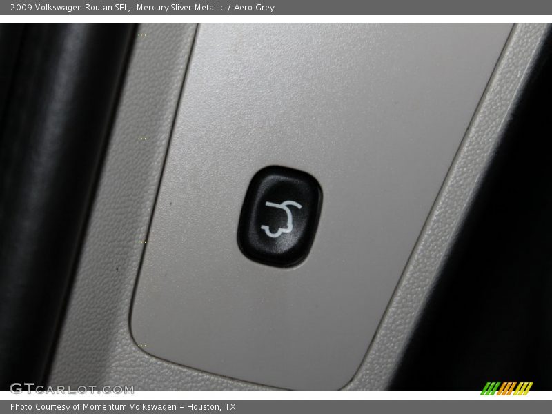 Mercury Sliver Metallic / Aero Grey 2009 Volkswagen Routan SEL