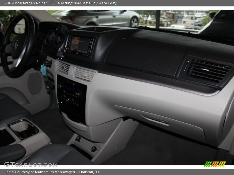 Mercury Sliver Metallic / Aero Grey 2009 Volkswagen Routan SEL
