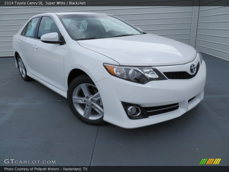 Super White / Black/Ash 2014 Toyota Camry SE