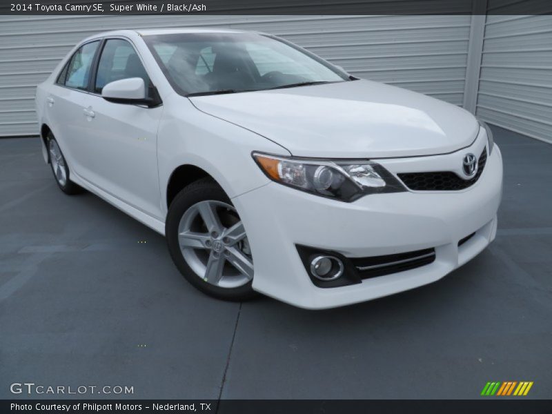 Super White / Black/Ash 2014 Toyota Camry SE