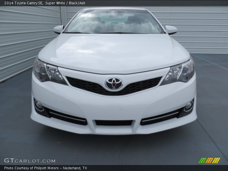Super White / Black/Ash 2014 Toyota Camry SE