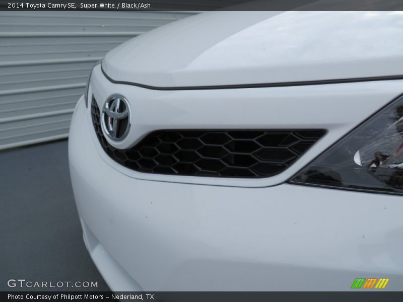 Super White / Black/Ash 2014 Toyota Camry SE