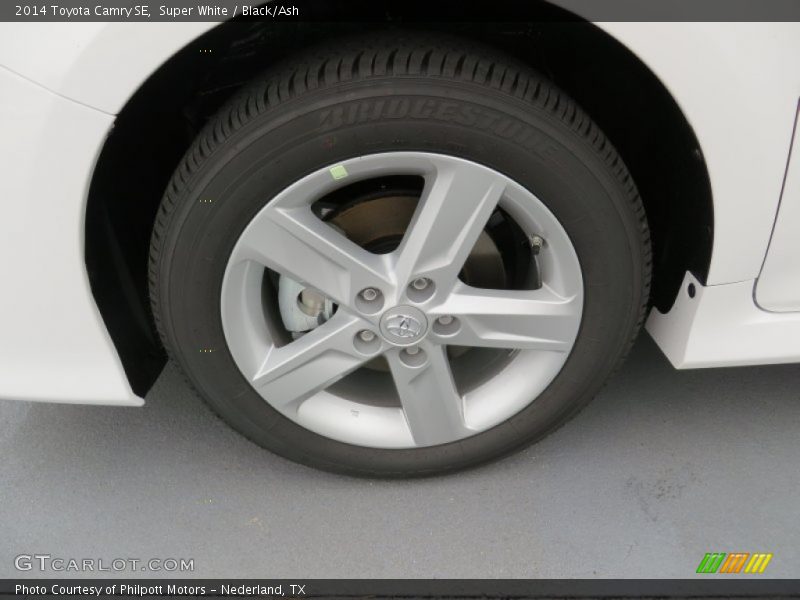 Super White / Black/Ash 2014 Toyota Camry SE