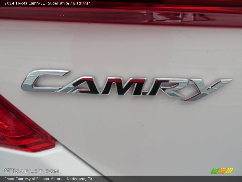 Super White / Black/Ash 2014 Toyota Camry SE
