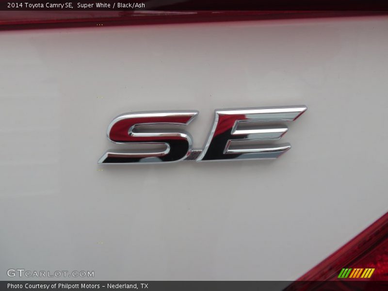 Super White / Black/Ash 2014 Toyota Camry SE