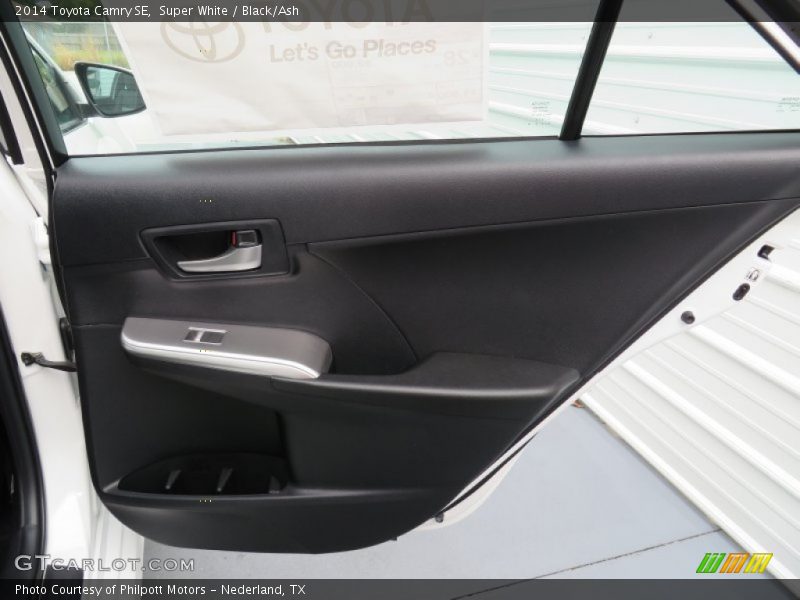 Super White / Black/Ash 2014 Toyota Camry SE