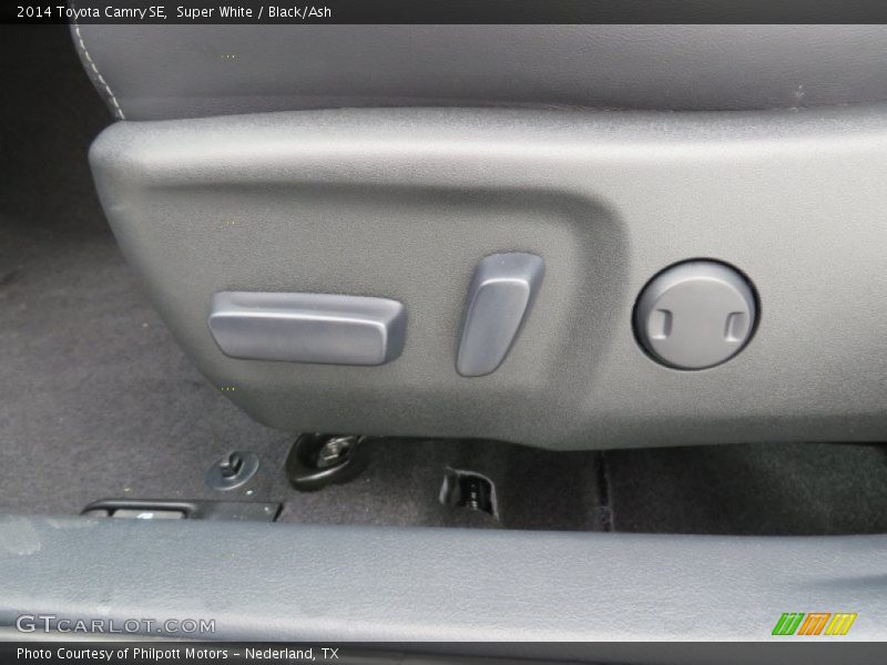 Super White / Black/Ash 2014 Toyota Camry SE