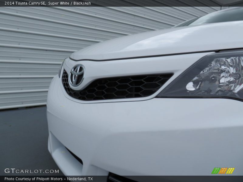 Super White / Black/Ash 2014 Toyota Camry SE