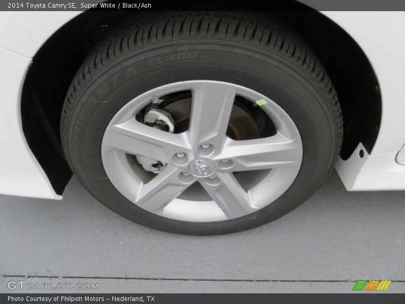Super White / Black/Ash 2014 Toyota Camry SE