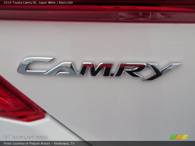 Super White / Black/Ash 2014 Toyota Camry SE