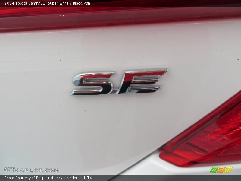Super White / Black/Ash 2014 Toyota Camry SE
