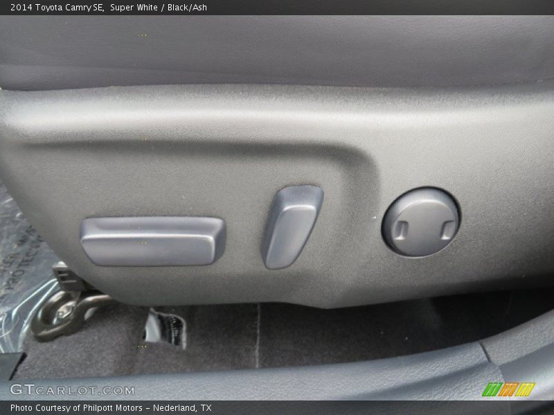 Super White / Black/Ash 2014 Toyota Camry SE
