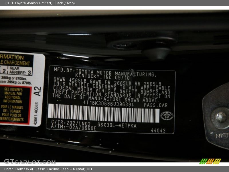 Black / Ivory 2011 Toyota Avalon Limited