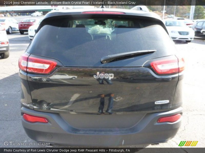 Brilliant Black Crystal Pearl / Iceland - Black/Iceland Gray 2014 Jeep Cherokee Latitude