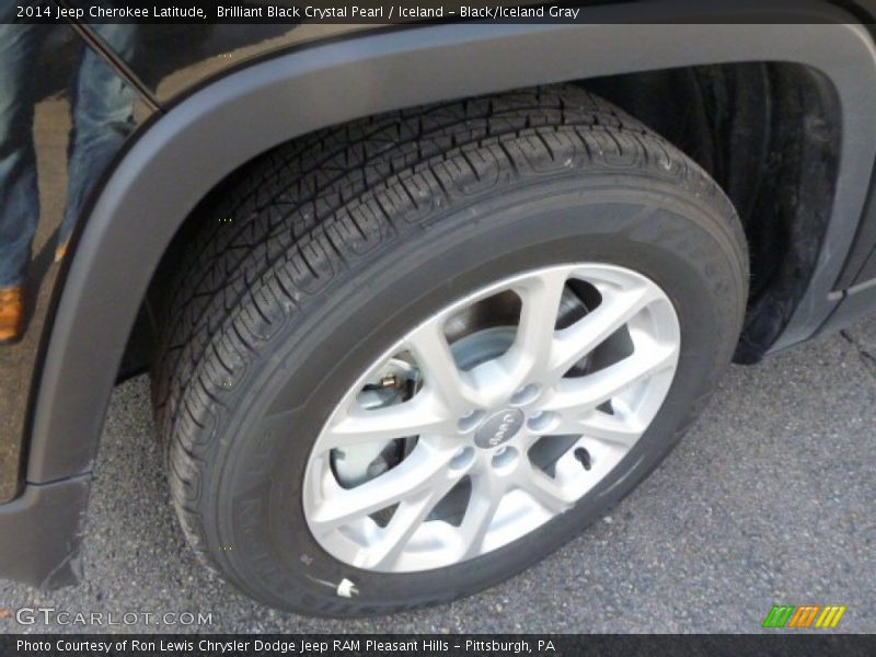 Brilliant Black Crystal Pearl / Iceland - Black/Iceland Gray 2014 Jeep Cherokee Latitude