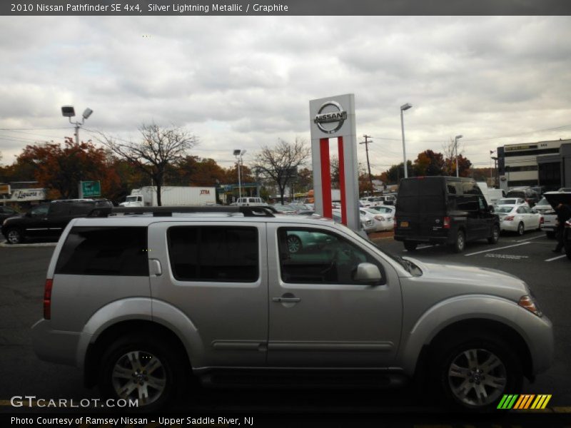 Silver Lightning Metallic / Graphite 2010 Nissan Pathfinder SE 4x4