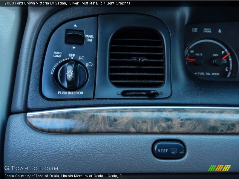 Controls of 2000 Crown Victoria LX Sedan