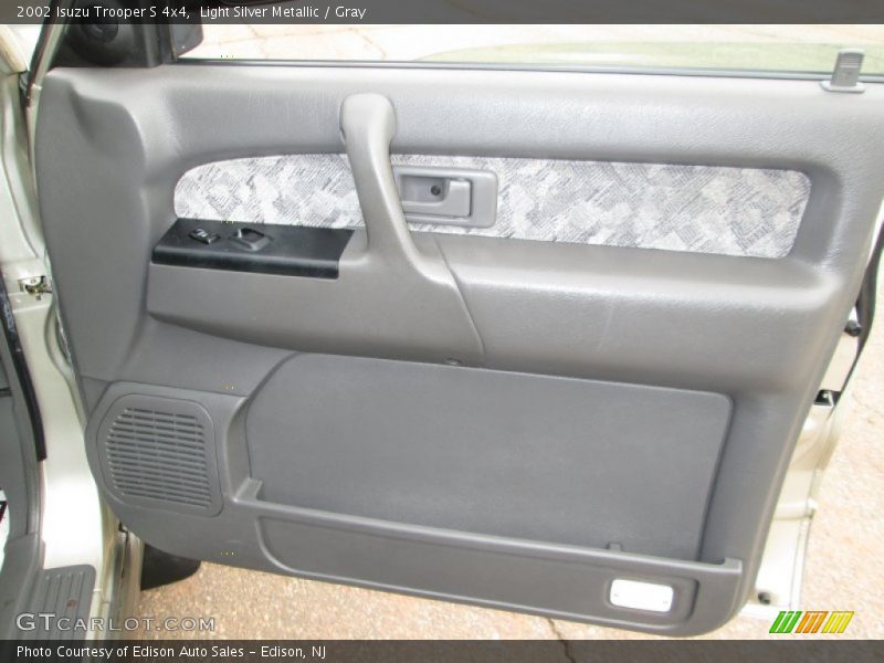 Door Panel of 2002 Trooper S 4x4