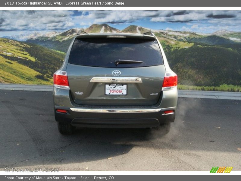 Cypress Green Pearl / Sand Beige 2013 Toyota Highlander SE 4WD