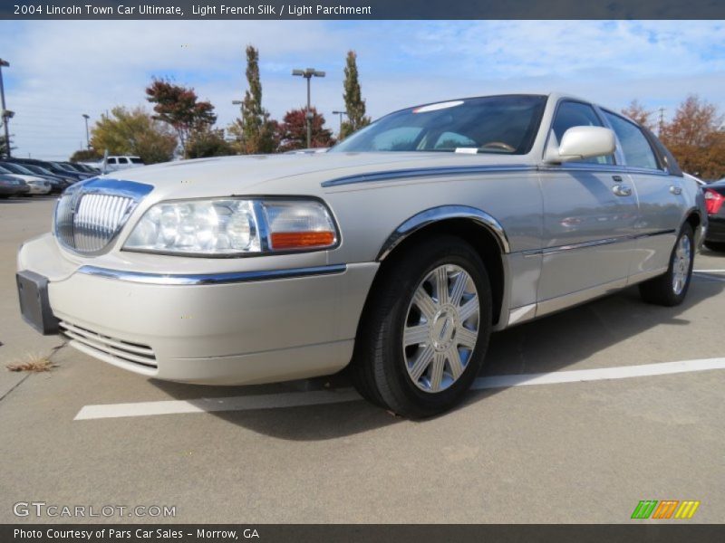 Light French Silk / Light Parchment 2004 Lincoln Town Car Ultimate