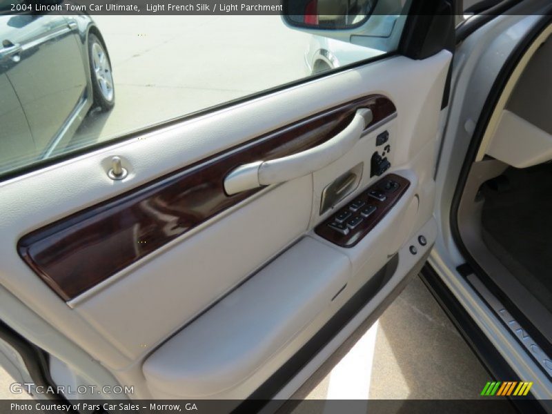 Light French Silk / Light Parchment 2004 Lincoln Town Car Ultimate