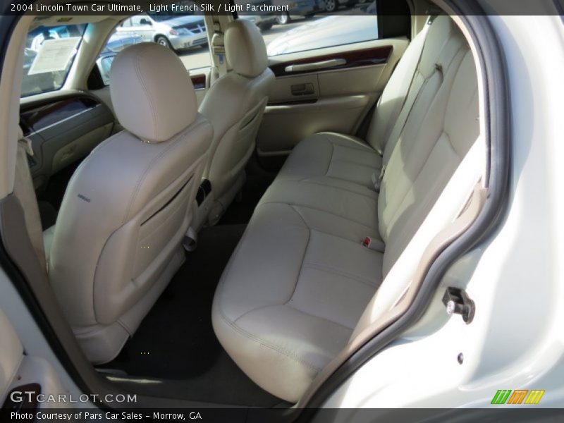 Light French Silk / Light Parchment 2004 Lincoln Town Car Ultimate