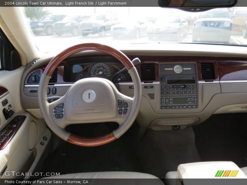 Light French Silk / Light Parchment 2004 Lincoln Town Car Ultimate