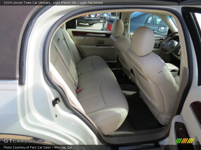 Light French Silk / Light Parchment 2004 Lincoln Town Car Ultimate
