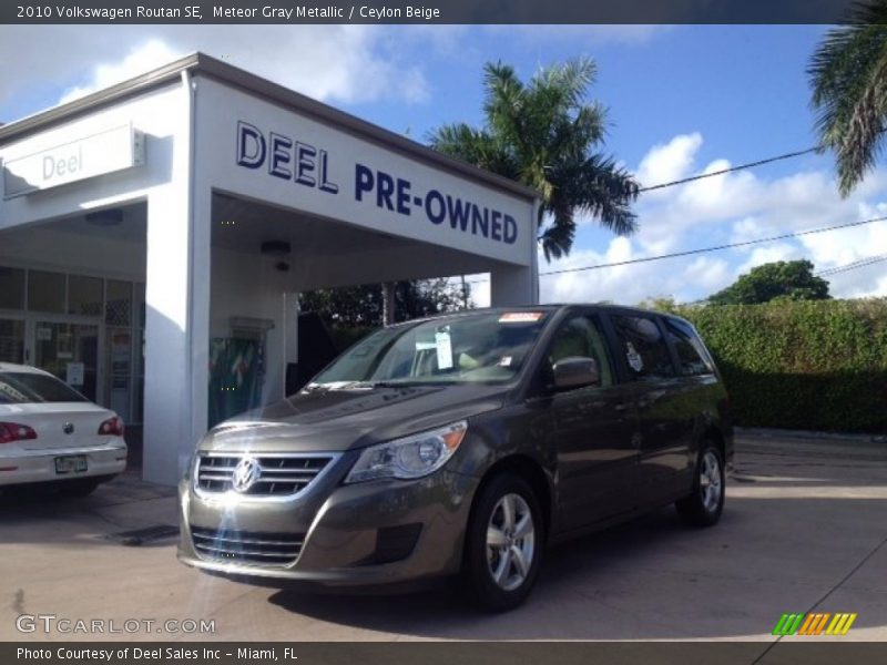 Meteor Gray Metallic / Ceylon Beige 2010 Volkswagen Routan SE