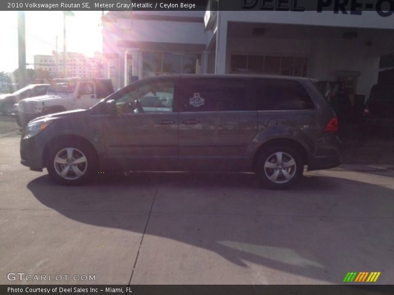 Meteor Gray Metallic / Ceylon Beige 2010 Volkswagen Routan SE