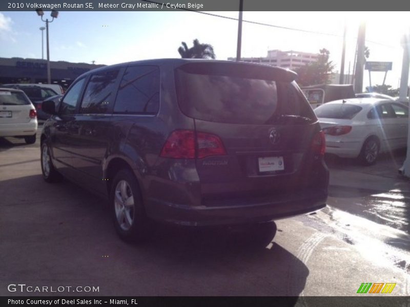 Meteor Gray Metallic / Ceylon Beige 2010 Volkswagen Routan SE