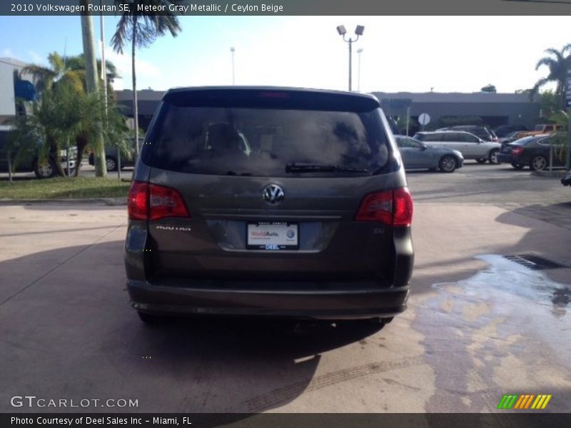 Meteor Gray Metallic / Ceylon Beige 2010 Volkswagen Routan SE