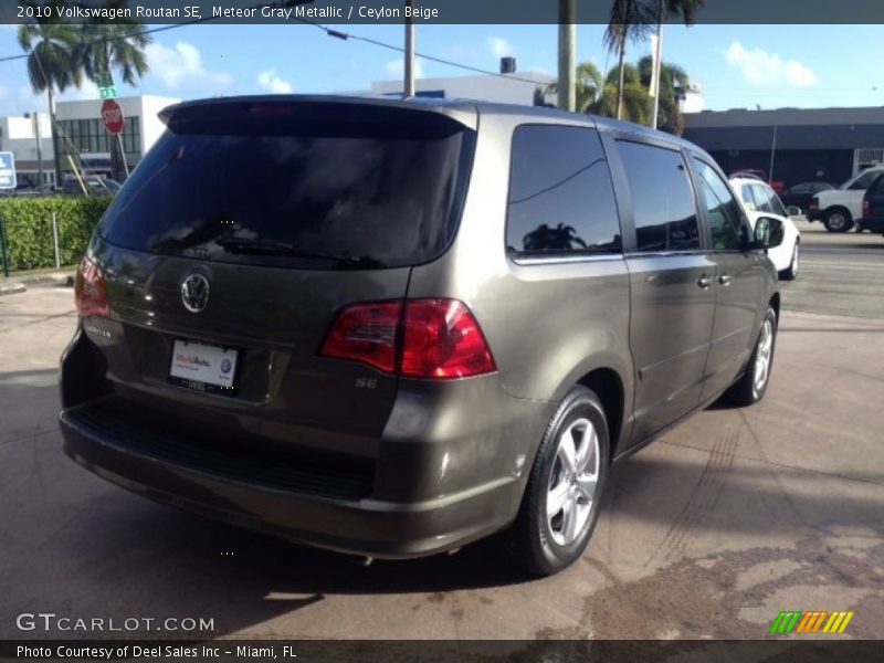 Meteor Gray Metallic / Ceylon Beige 2010 Volkswagen Routan SE