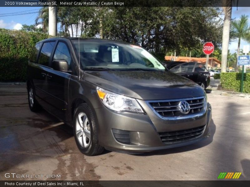 Meteor Gray Metallic / Ceylon Beige 2010 Volkswagen Routan SE