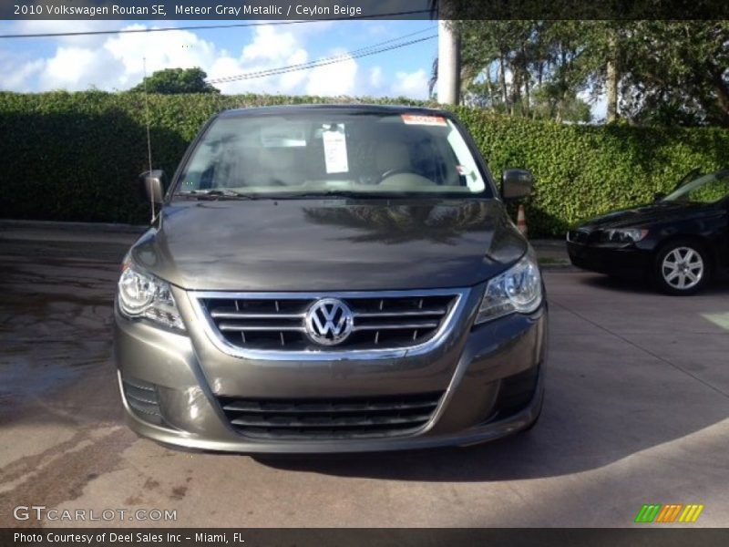 Meteor Gray Metallic / Ceylon Beige 2010 Volkswagen Routan SE