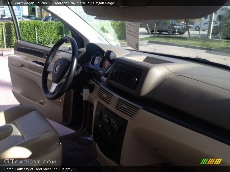 Meteor Gray Metallic / Ceylon Beige 2010 Volkswagen Routan SE