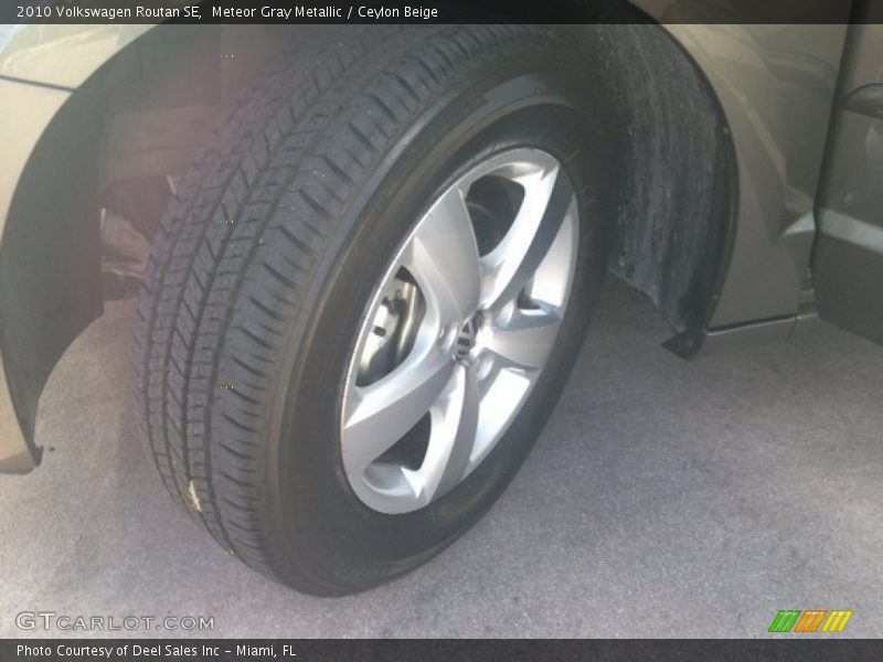 Meteor Gray Metallic / Ceylon Beige 2010 Volkswagen Routan SE
