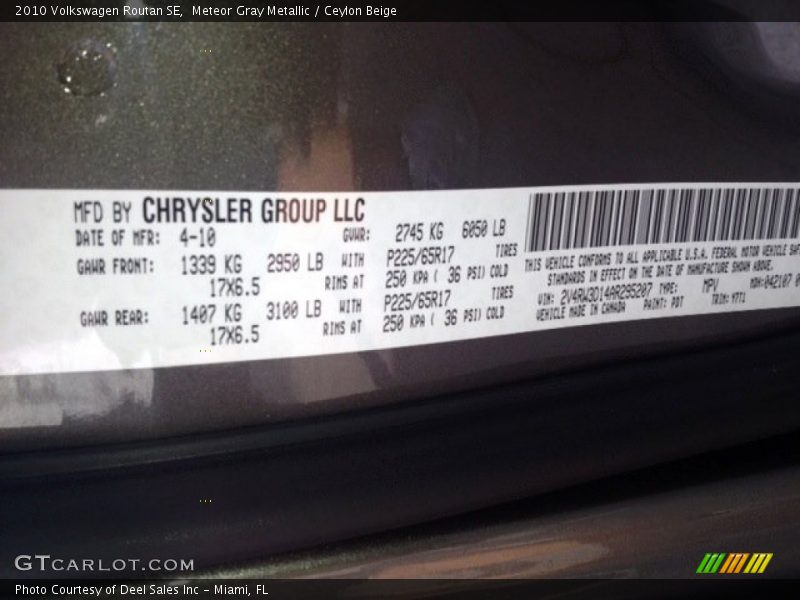 Meteor Gray Metallic / Ceylon Beige 2010 Volkswagen Routan SE