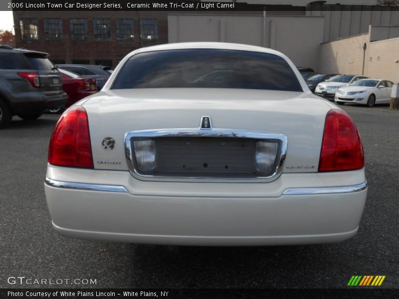 Ceramic White Tri-Coat / Light Camel 2006 Lincoln Town Car Designer Series